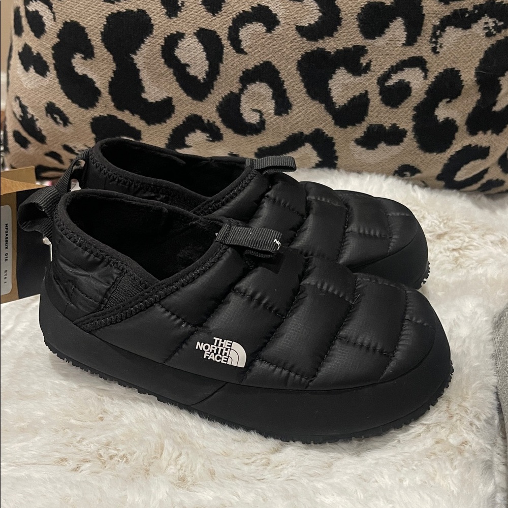 The North Face Kids Black Slippers
